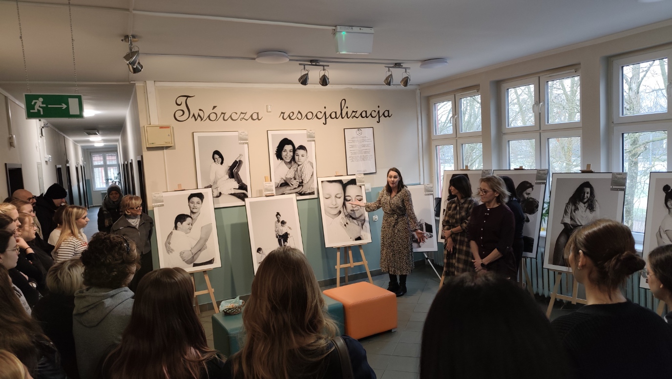 Wernisaż wystawy fotograficznej w Instytucie Pedagogiki