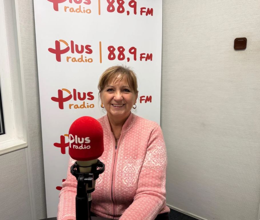 Profesor Barbara Kromolicka gościem Radia Plus w rozmowie o konferencji “Obecność, która ma znaczenie”